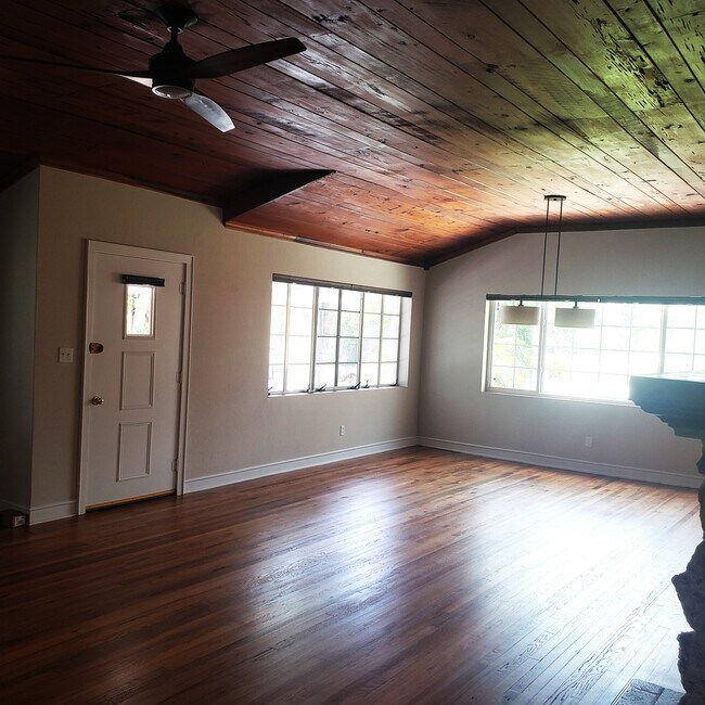 Gran sala de madera noble - 1443 Sandra Dr