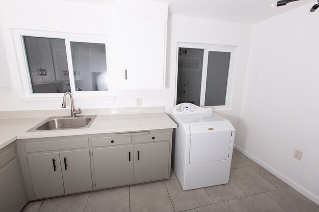 Foto del edificio - 3440 64th Avenue Pl