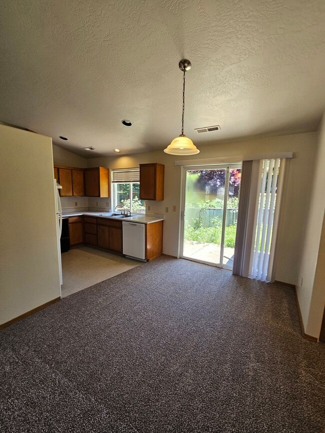 Building Photo - Nice home in South Medford
