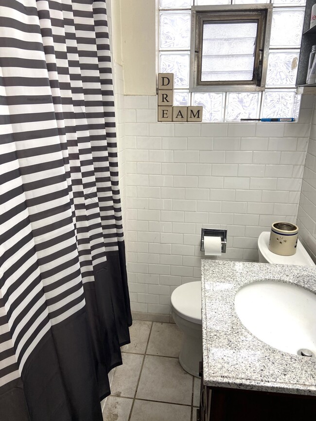 Bathroom - 3401 N Damen Ave