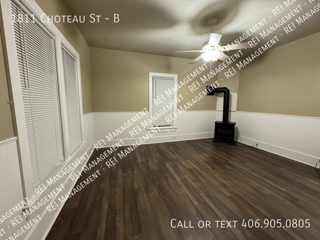 Building Photo - Newly Remodeled, 2 bed/1 bath duplex in He...