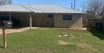 Building Photo - 2107 Magnolia Dr