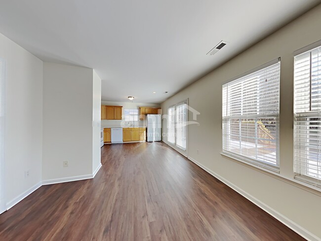 Foto del edificio - 5515 Whispering Wind Ln