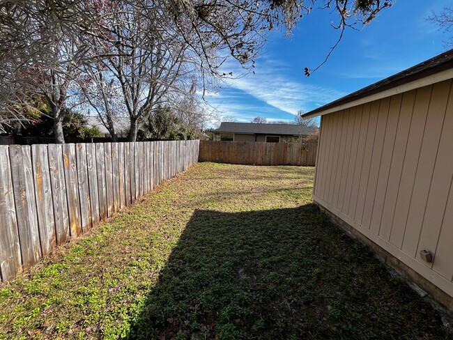 Building Photo - 3Bed/2bath in the heart of Orange Park