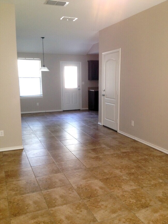 Foto del edificio - Coming Soon! 2 Bedroom Duplex for Rent in ...