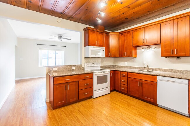 Building Photo - 1220 Maple St
