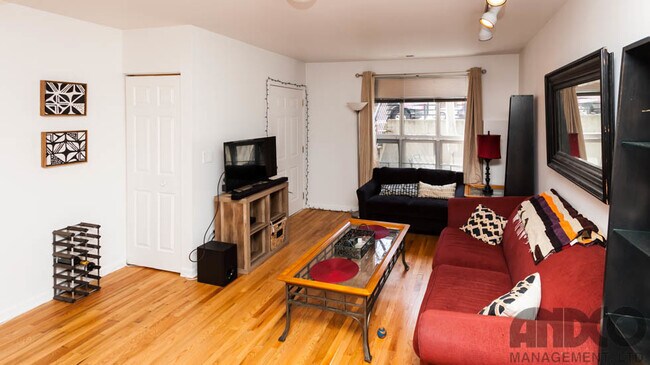 Building Photo - 2543 N Southport Ave