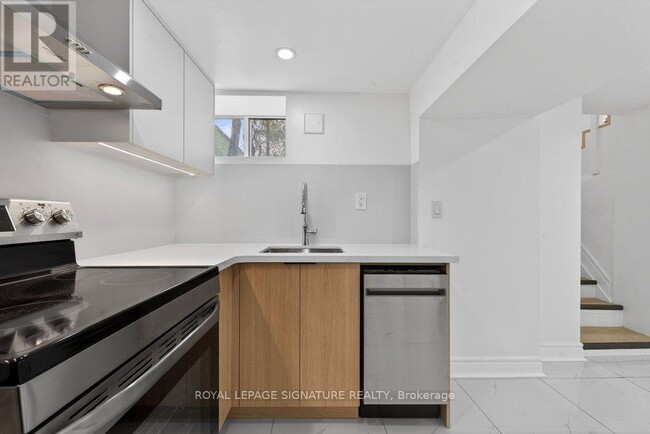 Building Photo - 146 Coleridge Ave