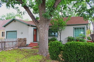 Building Photo - 921 N Halagueno St