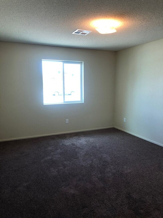 Building Photo - 4 bedroom home in Trail Estates!