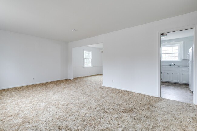 Building Photo - Large 4 Bedroom Tri-Level Home in the West...