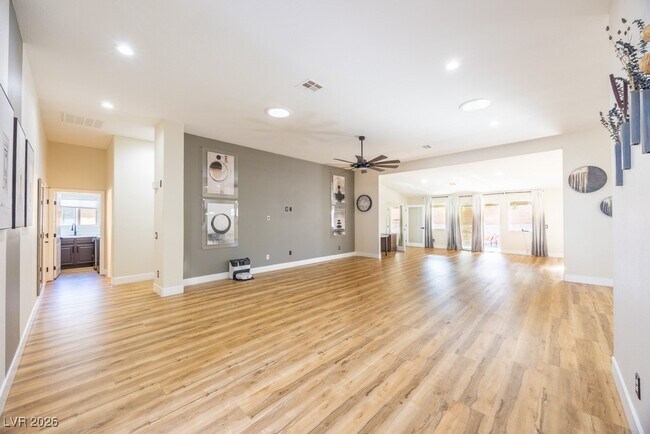 Foto del edificio - 8217 Cabin Springs Ave