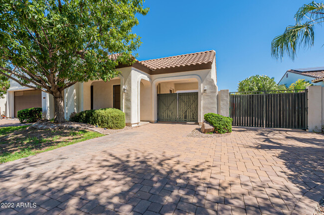 Building Photo - 734 W Juniper Ln
