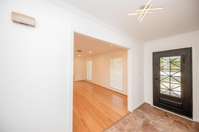 Foto del edificio - 7807 Ella Lee Ln