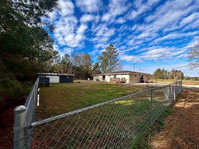 Foto del edificio - AVAILABLE NOW! 3 Bedrooms/1 1/2 Bath with Double living room space.