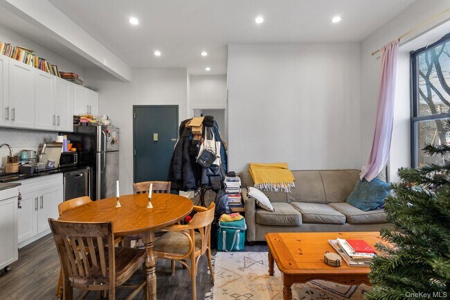 Foto del edificio - 68-51 Fresh Pond Rd