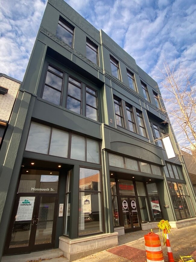 Building Photo - 818 Monmouth St