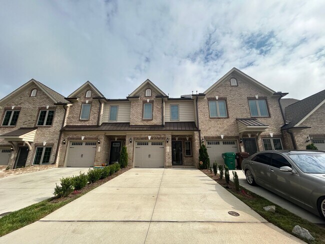 Foto del edificio - Like NEW Luxury 2-story townhome 2 bedrooms and 2.5 baths + Flex room + 1 car garage in High Point