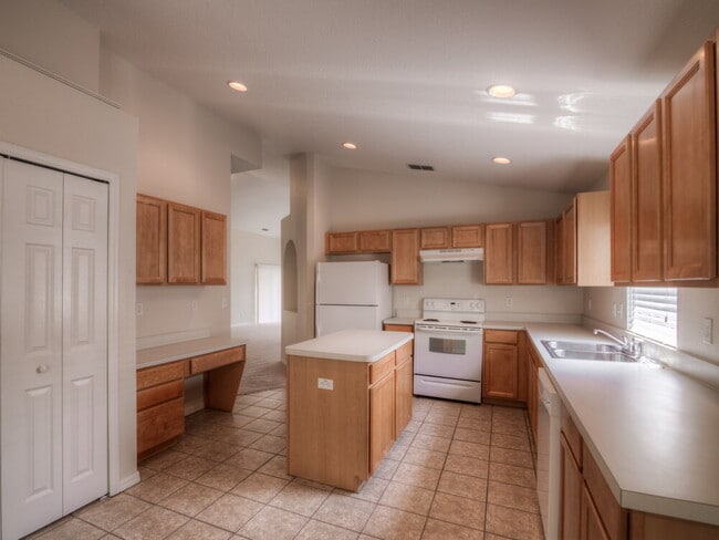 Building Photo - 4612 Woodford Dr