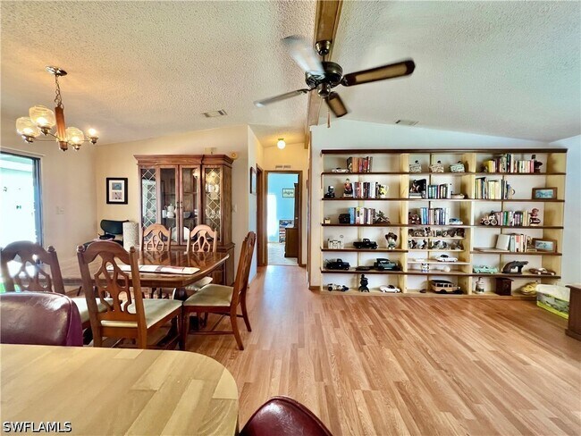 Foto del edificio - 573 Cape Florida Ln