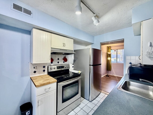 Building Photo - 197 Lake St