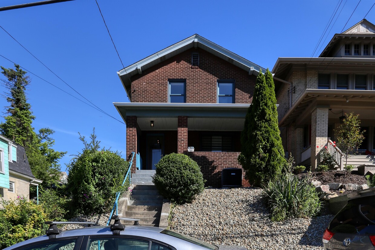 Primary Photo - 211 Lenox Ave