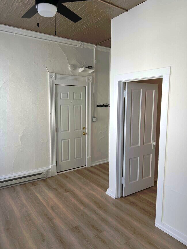 Foto del edificio - 113 1/2 Main St E