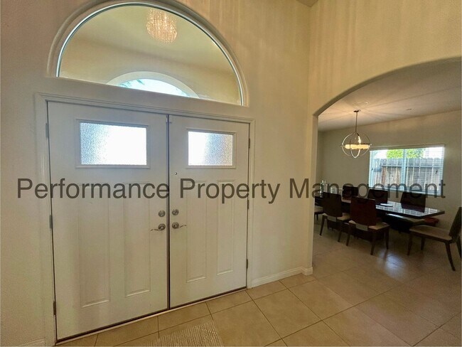 Foto del edificio - Stunning 4 Bed/3 Bath Home Near City in th...