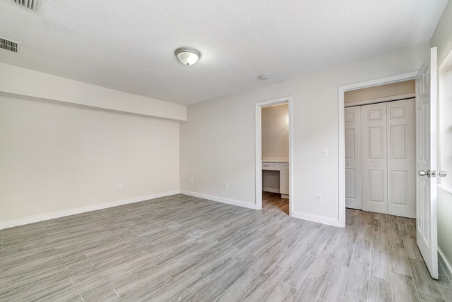 Building Photo - 2613 Fan Palm Dr