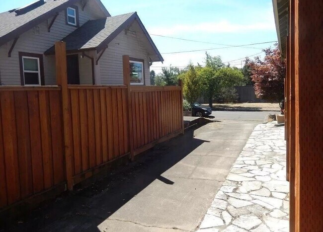 Foto del edificio - Stunning 4BD Craftsman in Excellent N Port...