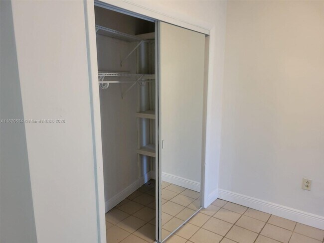 Foto del edificio - 520 NE 38th St