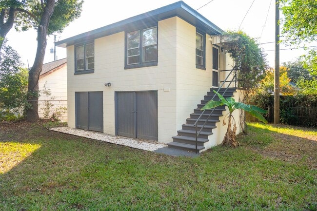 Building Photo - Quaint One BR Frog Rental - Steps from Park Circle with Private Yard!