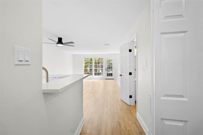 Building Photo - 2030 Plantation Dr