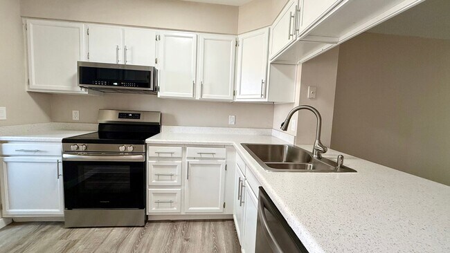 Foto del edificio - Fully Remodeled 2 Bedroom Townhome in Sout...