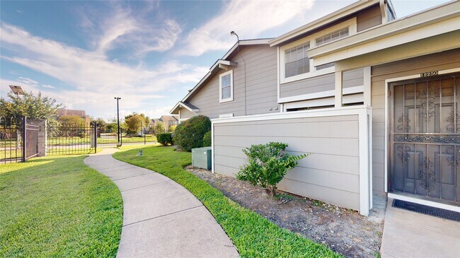 Foto del edificio - 12250 Copper Tree Pvt Ln