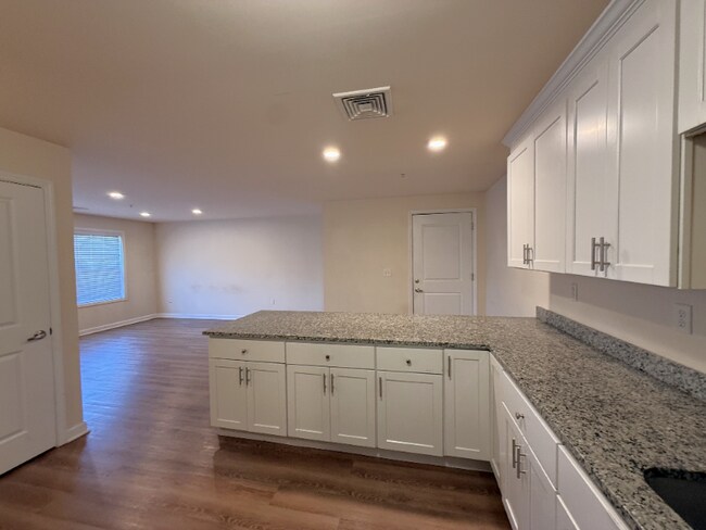 Building Photo - 540 Northend Dr