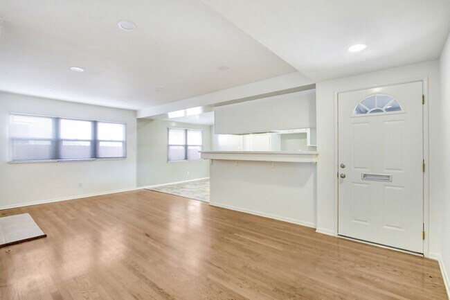 Building Photo - Upper Hollywood Riviera 3 Bedroom 2 Bath Home