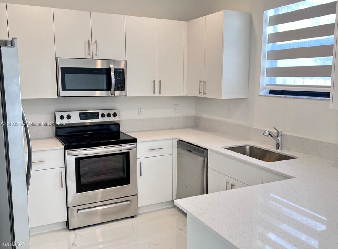 Foto principal - 3 br, 2.5 bath House - 15903 SW 2nd Pl