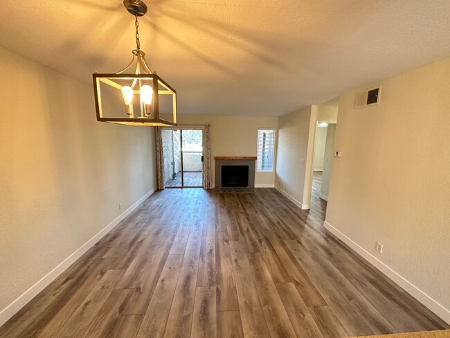 Foto del edificio - 2 Bed 1.5 Bath Condo In Concord (Remodeled)