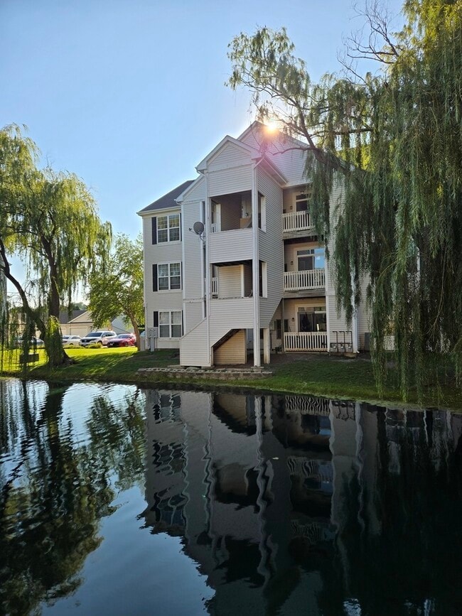 Building Photo - 149 N Waters Edge Dr