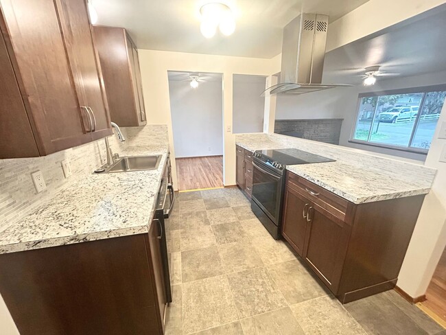 Foto del edificio - Beautiful Garden Entrance 4 bedroom home in Seattle, minutes away from major highways.