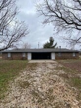 Building Photo - 651 N Genevieve Ave