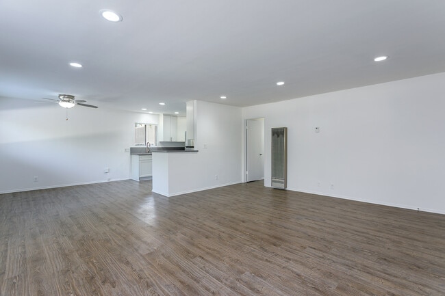 Foto del edificio - 660 W Sierra Madre Blvd