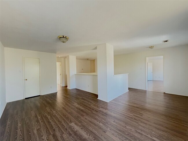Building Photo - 3303 Bent Spring Ct