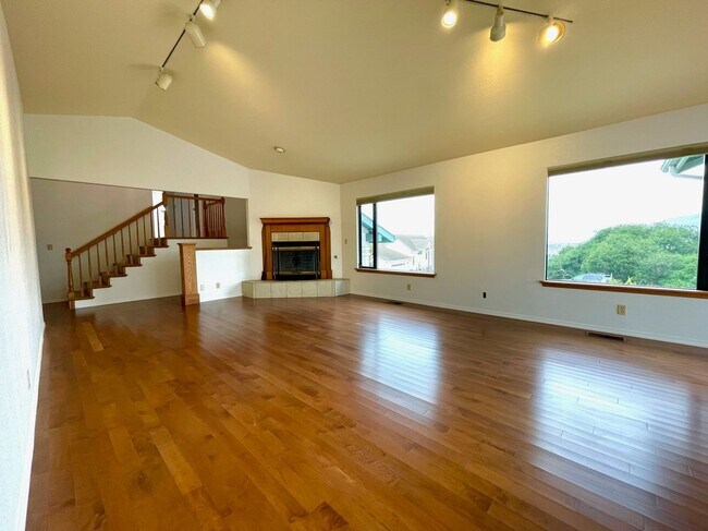 Building Photo - Custom Built 4 Bedroom Home on a Large Gro...