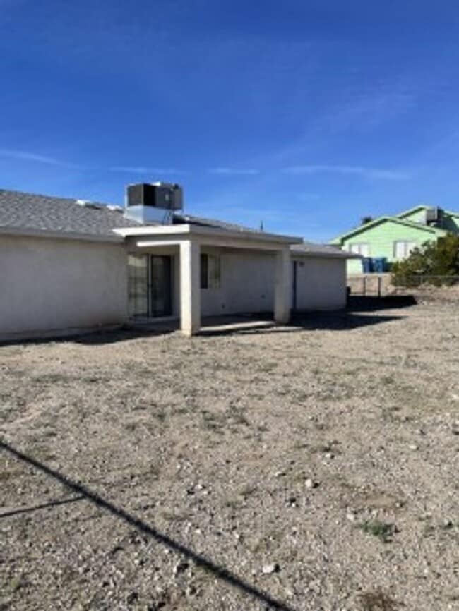 Foto del edificio - North side home, pet friendly with fenced back yard.