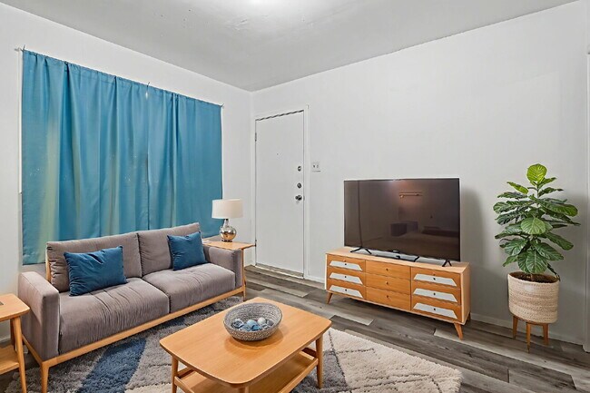 Building Photo - 79904$600 rent. Water and trash included in this 1 bedroom 1 bath apartment.