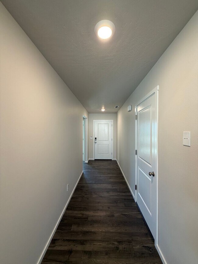 Foto del edificio - Beautiful & Brand New- 4 bed, 2 bath w/Quartz Countertops & Fenced Yard