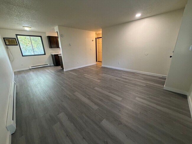 Foto del edificio - Ground-Level 1 Bedroom with In-Unit Laundry & A/C in Spokane!