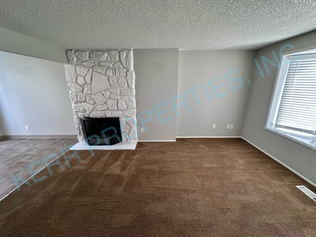 Building Photo - Charming 3-Bed Duplex in Gresham with Spacious 1100 Sq Ft Layout!